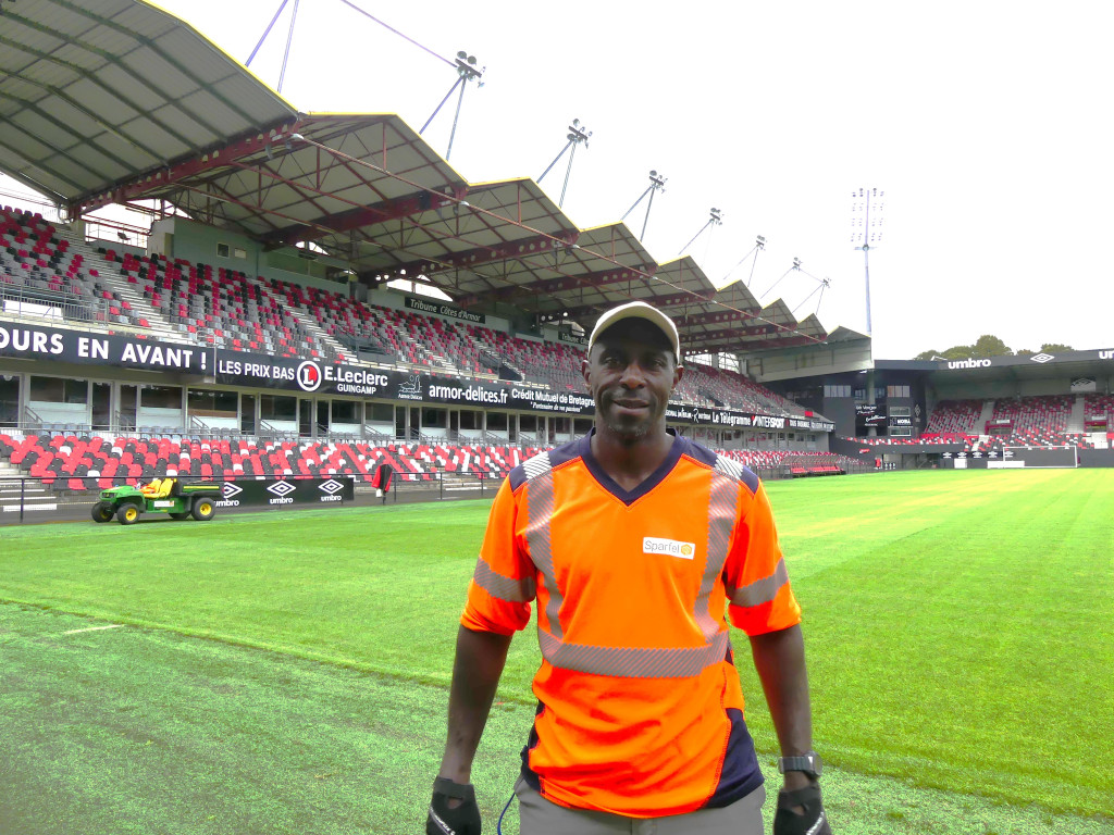 Depuis 2014, Emmanuel Bessong est au chevet de la pelouse du stade Roudourou.