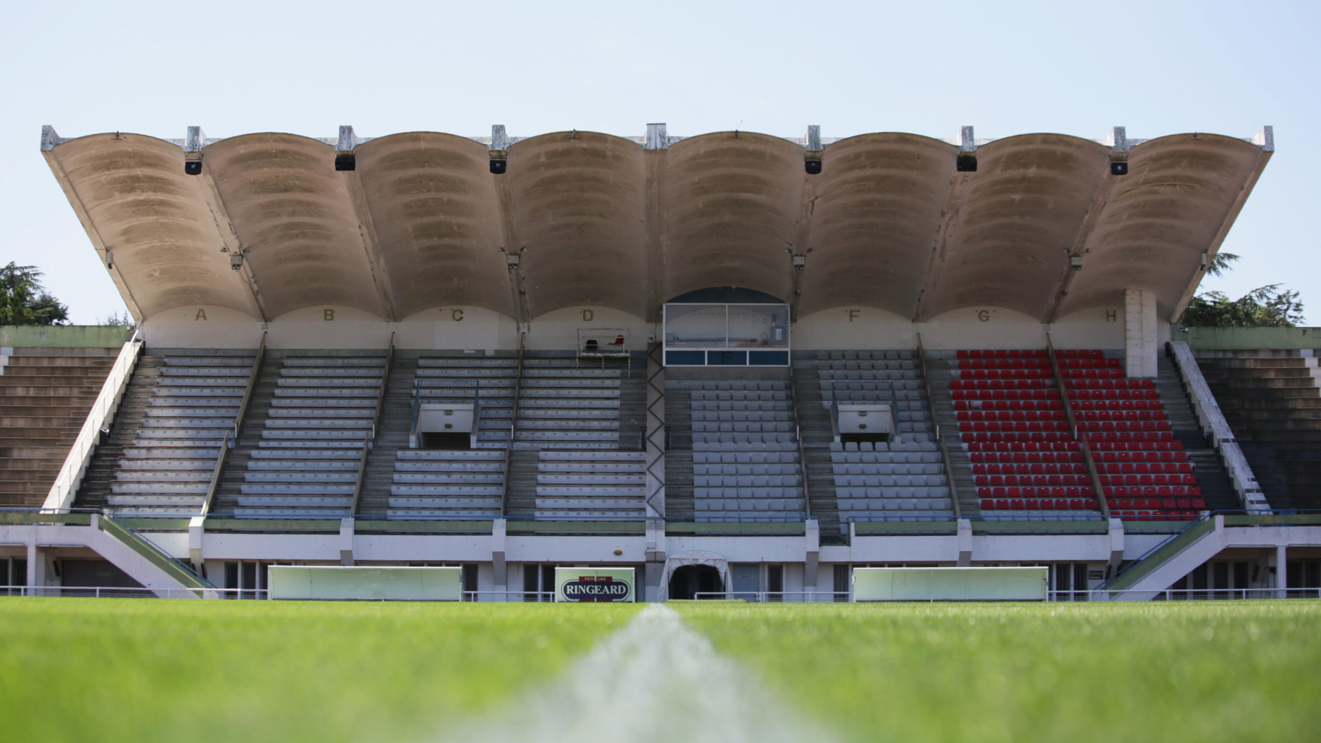 Cholet : Les travaux de la nouvelle pelouse ont débuté - Gazon Sport ...